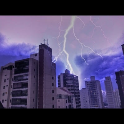 Lightning by Daniel Fernandez. Settings: Light Trails mode