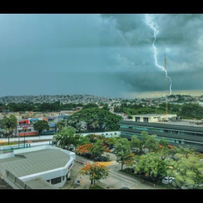 Lightning by Daniel Fernandez. Settings: Light Trails mode