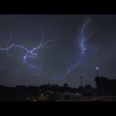 Lightning by Daniel Fernandez. Settings: Light Trails mode