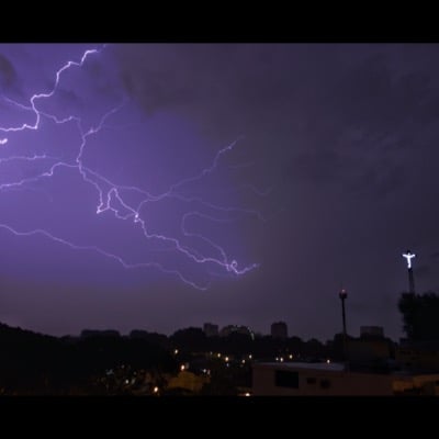Lightning by Daniel Fernandez. Settings: Light Trails mode