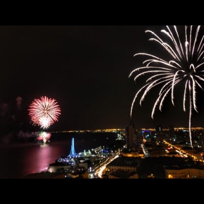 Fireworks by Daniel Fernandez. Settings: Light Trails mode