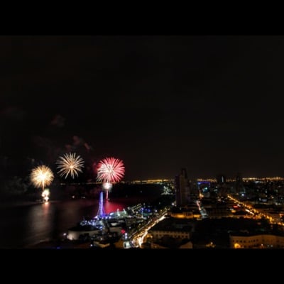 Fireworks by Daniel Fernandez. Settings: Light Trails mode