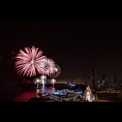 Fireworks by Daniel Fernandez. Settings: Light Trails mode